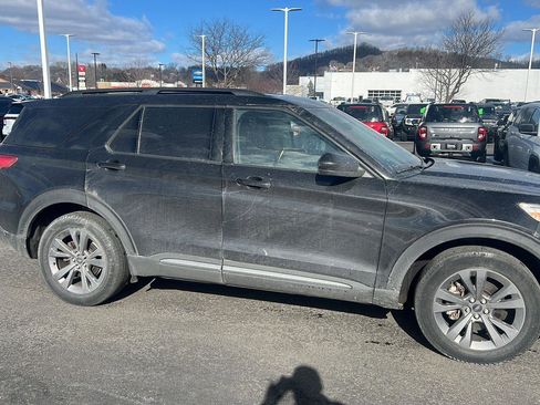 Used 2022 Ford Explorer XLT w/ Equipment Group 202A image 3