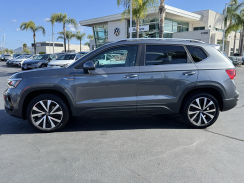 Used 2024 Volkswagen Taos SE w/ Panoramic Sunroof Package FWD image 5