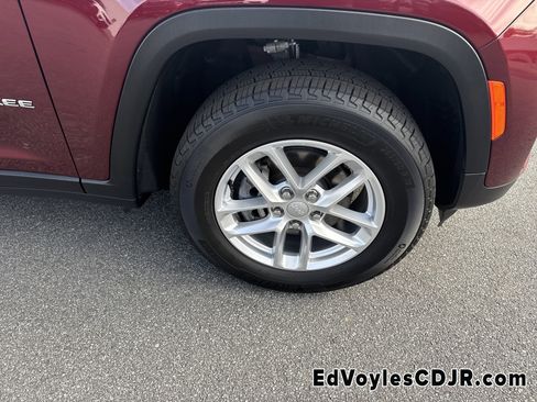 Certified 2025 Jeep Grand Cherokee Laredo X image 16