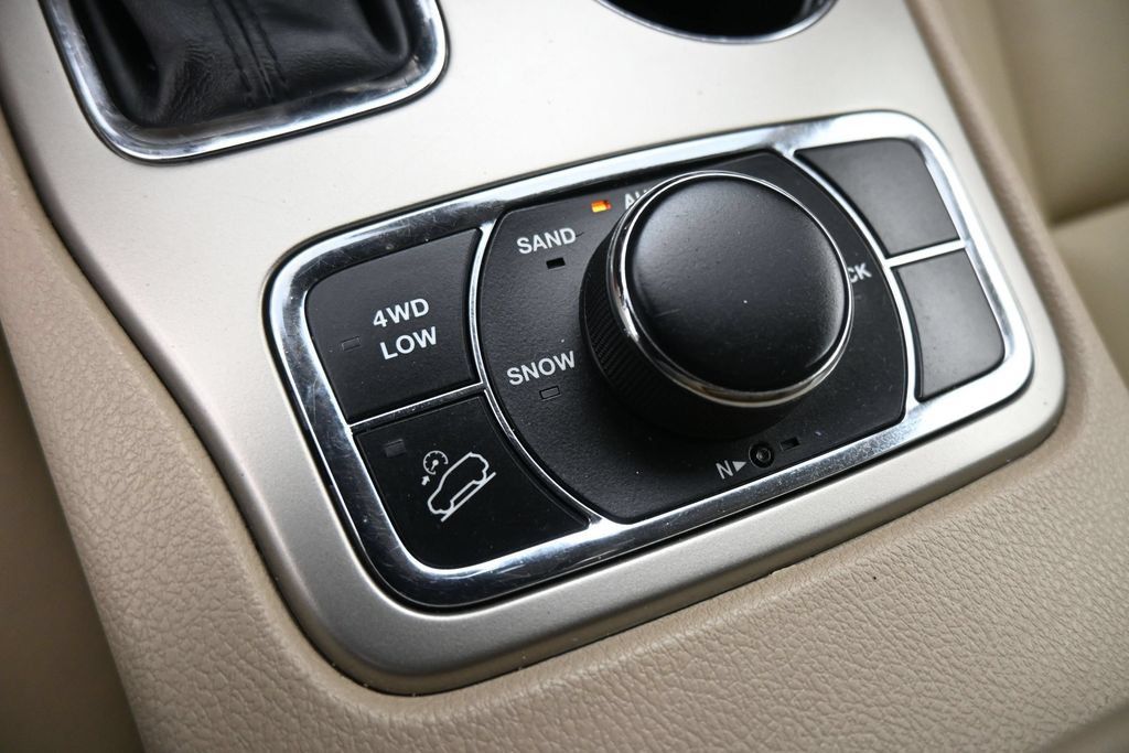 Used 2017 Jeep Grand Cherokee Limited AWD/4WD image 15