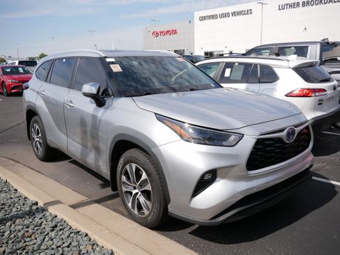 Used 2023 Toyota Highlander XLE AWD/4WD image 4