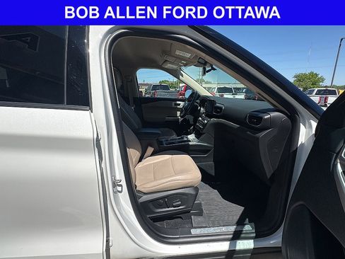 Used 2023 Ford Explorer Limited w/ Equipment Group 301A AWD/4WD image 15
