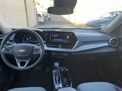 Used 2025 Chevrolet Trax LT w/ LT Convenience Package image 32