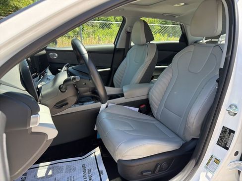 Used 2025 Hyundai Elantra Limited FWD image 23