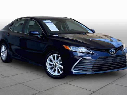 Used 2022 Toyota Camry LE FWD image 3