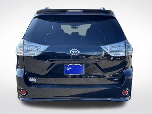 Used 2017 Toyota Sienna SE image 4