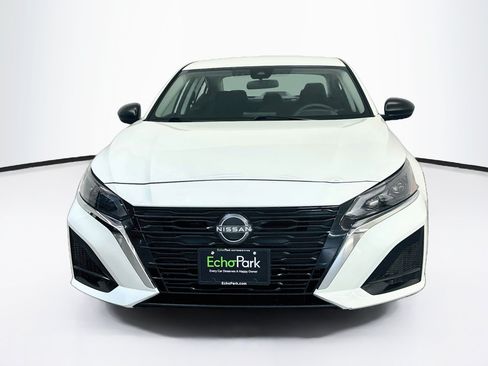 Used 2025 Nissan Altima 2.5 SV FWD image 2