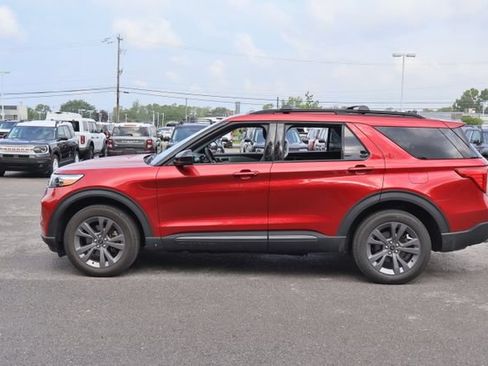 Used 2024 Ford Explorer XLT w/ Equipment Group 202A AWD/4WD image 4