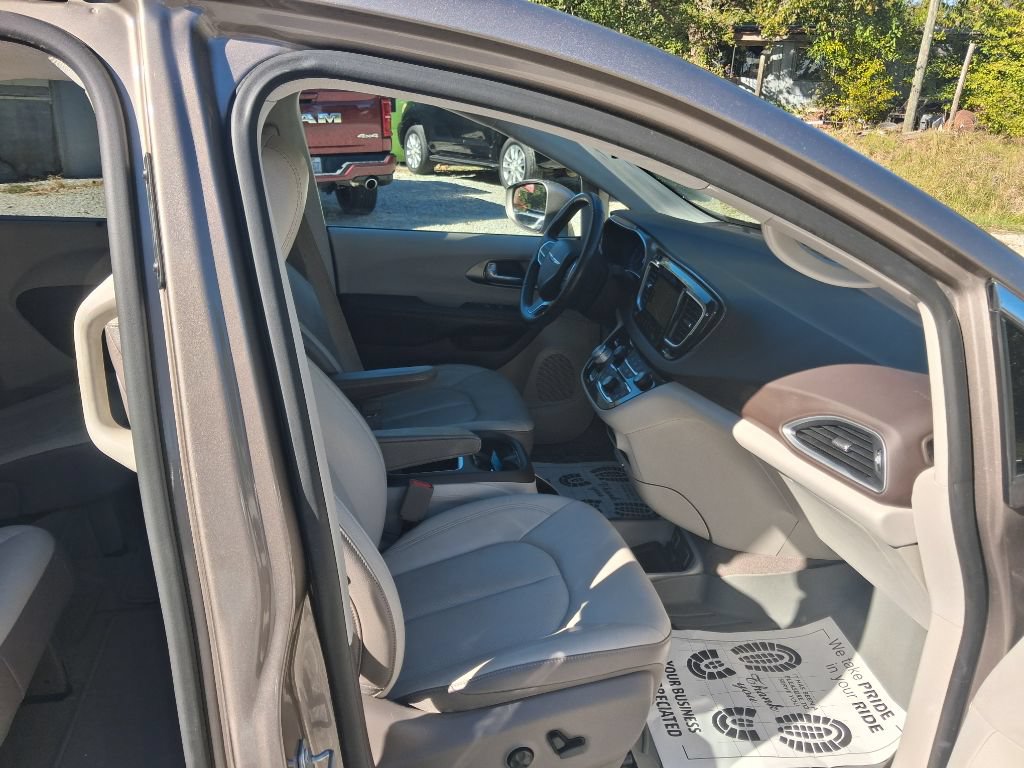 Used 2018 Chrysler Pacifica Touring-L Plus w/ Advanced Safetytec Group FWD image 17