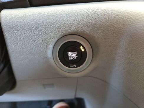 Used 2017 Chrysler Pacifica Touring-L FWD image 9