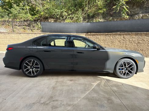 Used 2026 BMW 740i xDrive w/ Premium Package AWD/4WD image 7