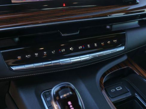 Used 2022 Cadillac Escalade Premium Luxury image 18