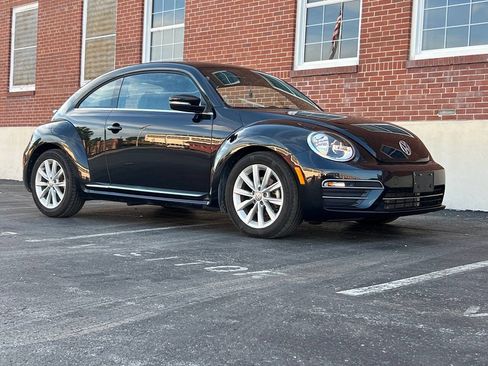 Used 2018 Volkswagen Beetle 2.0T SE FWD image 1