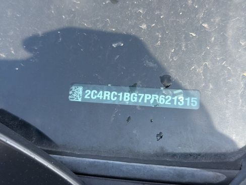 Used 2023 Chrysler Pacifica Touring-L FWD image 2
