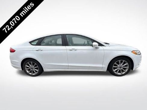 Used 2017 Ford Fusion SE w/ Fusion SE Technology Package FWD image 2