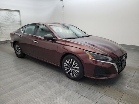 Used 2024 Nissan Altima 2.5 SV FWD image 11