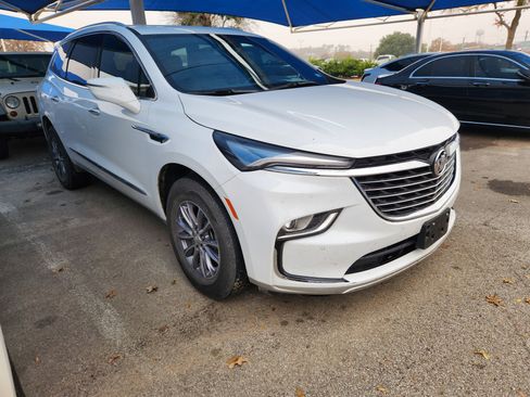 Used 2024 Buick Enclave Essence image 1