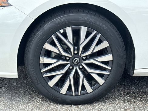 Used 2025 Nissan Altima 2.5 SV FWD image 11