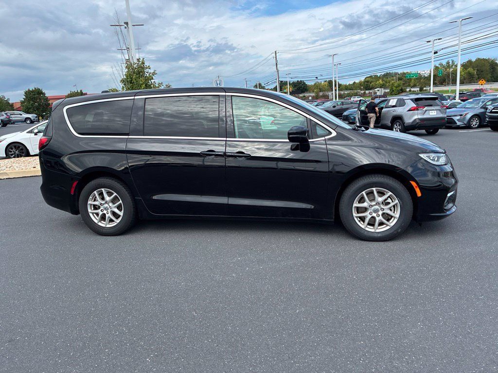 Used 2024 Chrysler Pacifica Touring-L FWD image 5