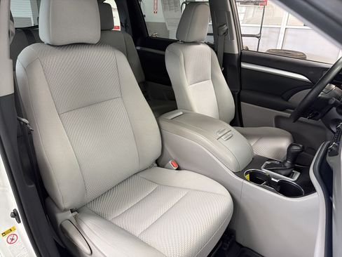 Used 2019 Toyota Highlander LE AWD/4WD image 44