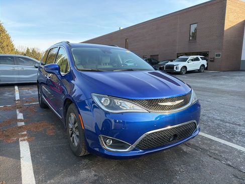 Used 2019 Chrysler Pacifica Touring-L Plus image 4