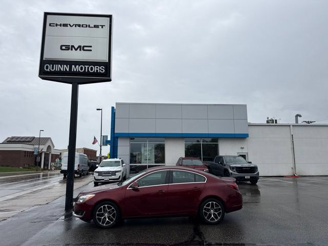 Used 2017 Buick Regal Sport Touring FWD image 2