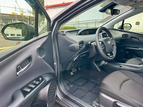 Certified 2022 Toyota Prius LE AWD/4WD image 9