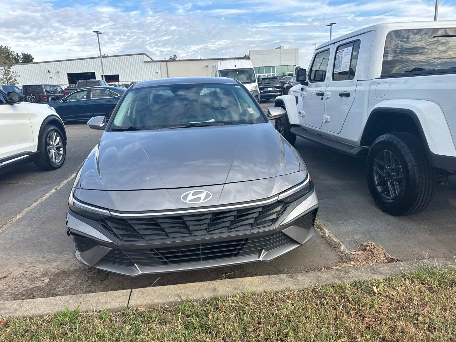 Used 2024 Hyundai Elantra SE FWD image 3