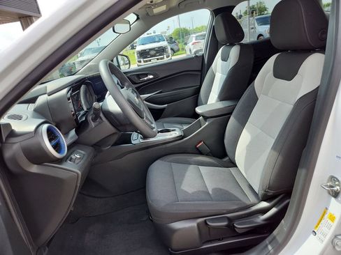 Used 2025 Chevrolet Trax LS w/ LS Convenience Package FWD image 3