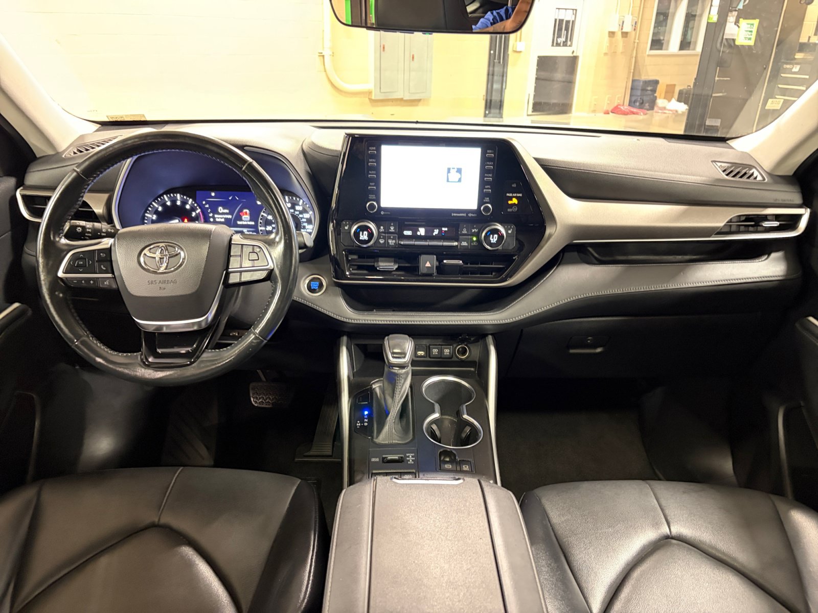 Used 2021 Toyota Highlander XLE AWD/4WD image 28