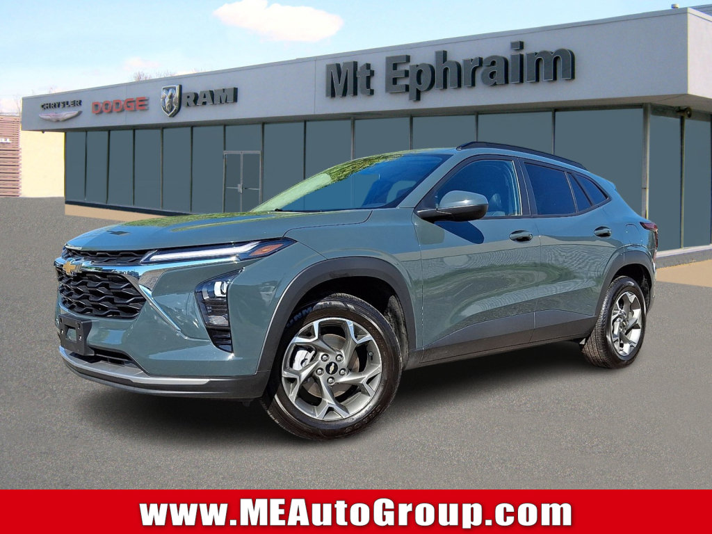 Used 2025 Chevrolet Trax LT FWD image 1