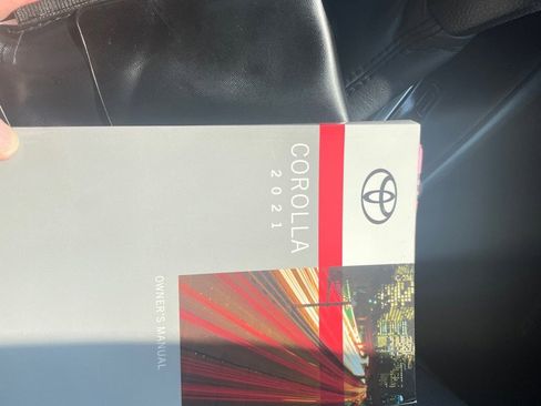 Used 2021 Toyota Corolla LE image 18