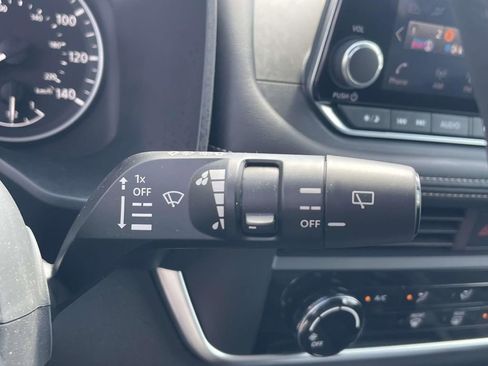 Used 2025 Nissan Rogue S image 19