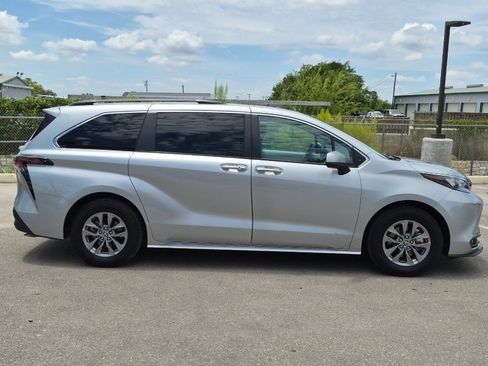 Used 2025 Toyota Sienna XLE FWD image 6
