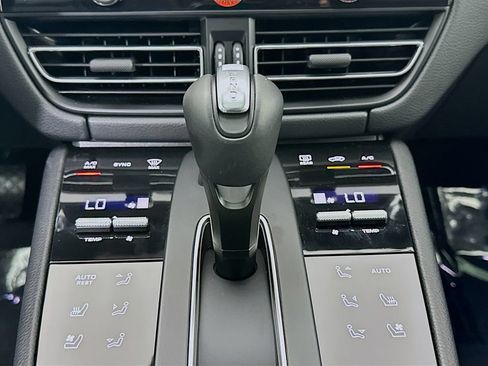 Certified 2025 Porsche Macan AWD/4WD image 19