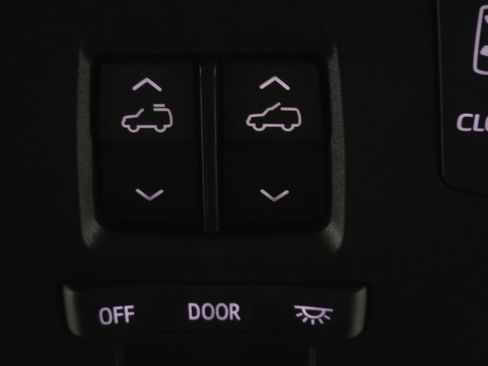 Used 2025 Toyota Sienna Platinum image 5