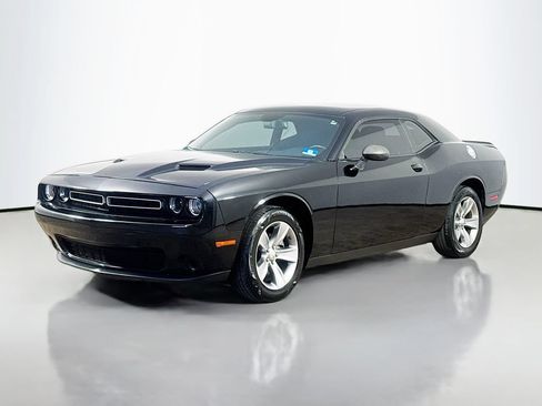 Used 2016 Dodge Challenger SXT RWD image 3