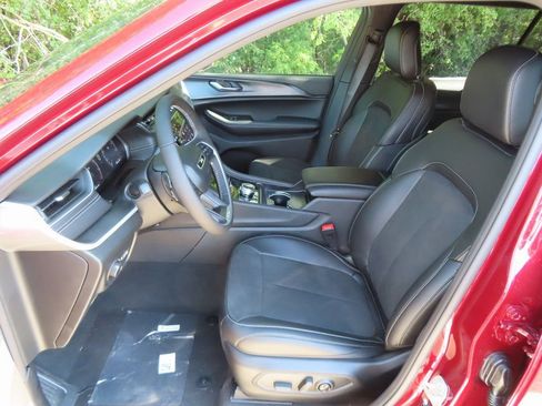 New 2025 Jeep Grand Cherokee L Altitude image 19