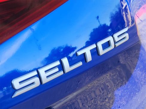 Certified 2023 Kia Seltos SX w/ SX Sunroof Package image 11