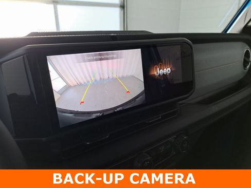 Used 2024 Jeep Wrangler Unlimited Sahara image 12