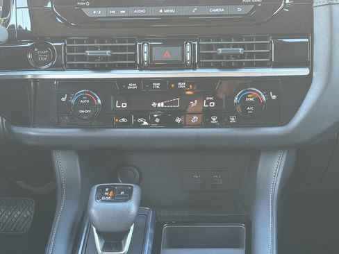 Used 2025 Nissan Pathfinder SV AWD/4WD image 18