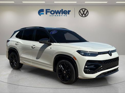 Used 2025 Volkswagen Tiguan SE R-Line AWD/4WD image 1