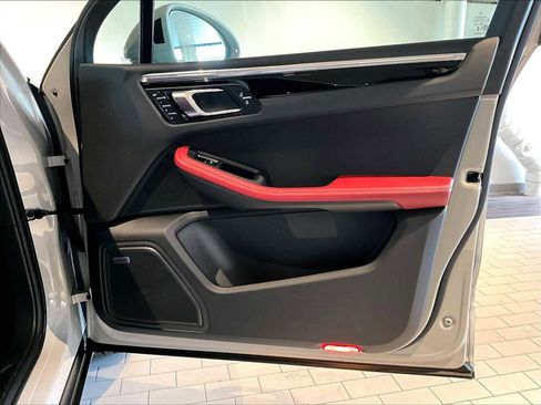 Used 2025 Porsche Macan image 27