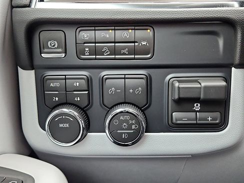 New 2026 Chevrolet Suburban Premier image 25