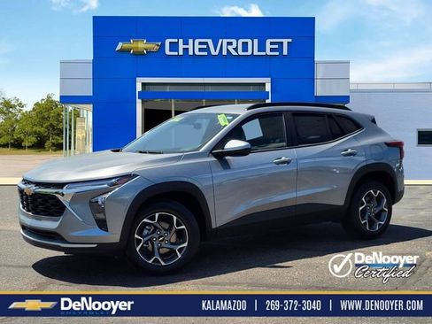 Used 2025 Chevrolet Trax LT w/ LT Convenience Package FWD image 1