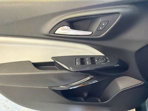 Used 2025 Chevrolet Trax LT w/ LT Convenience Package FWD image 18