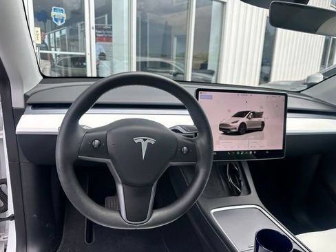 Used 2025 Tesla Model Y Long Range RWD image 32