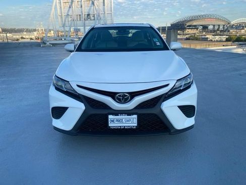 Used 2018 Toyota Camry SE w/ Moonroof Package FWD image 3