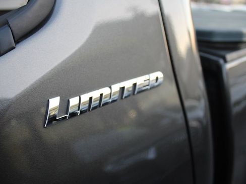 Used 2017 Toyota Tacoma Limited image 19