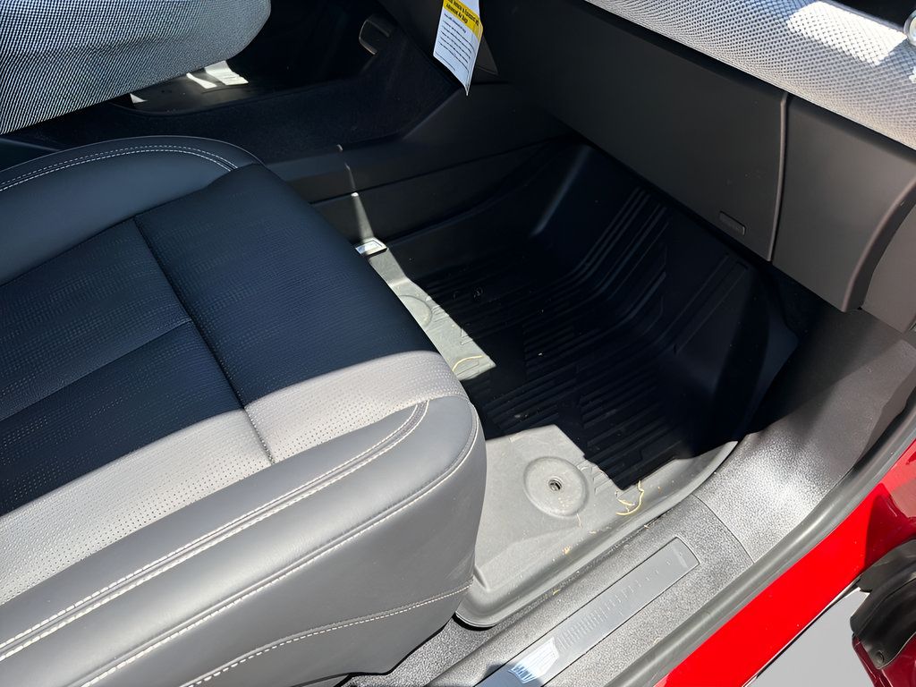 Certified 2025 Cadillac Optiq Sport 2 w/ LPO, Floor Liner Package AWD/4WD image 51